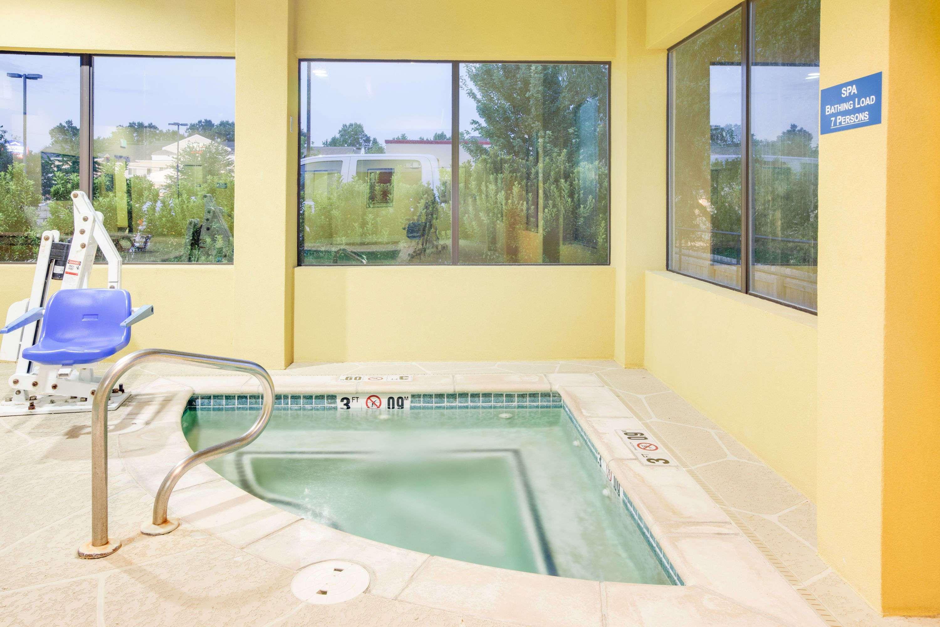 Days Inn & Suites By Wyndham Russellville Εξωτερικό φωτογραφία