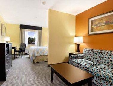 Days Inn & Suites By Wyndham Russellville Δωμάτιο φωτογραφία